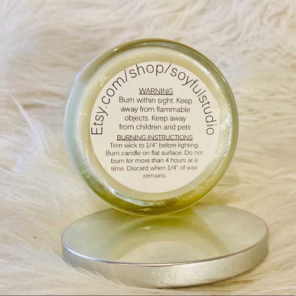 Cedarwood & Vanilla scented soy candle 9oz - Picture 2 of 2